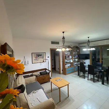 Casa Con Veranda E Giardino